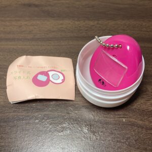 【レトロガシャポン】たまごっち型スライド式写真入れ
