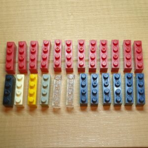 【ブロック玩具】カワダブロック  1×4ブロック ブラック×1 レッド×12 ブルー×6 クリア×2 ホワイト×1 ライトグレー×1 イエロー×1
