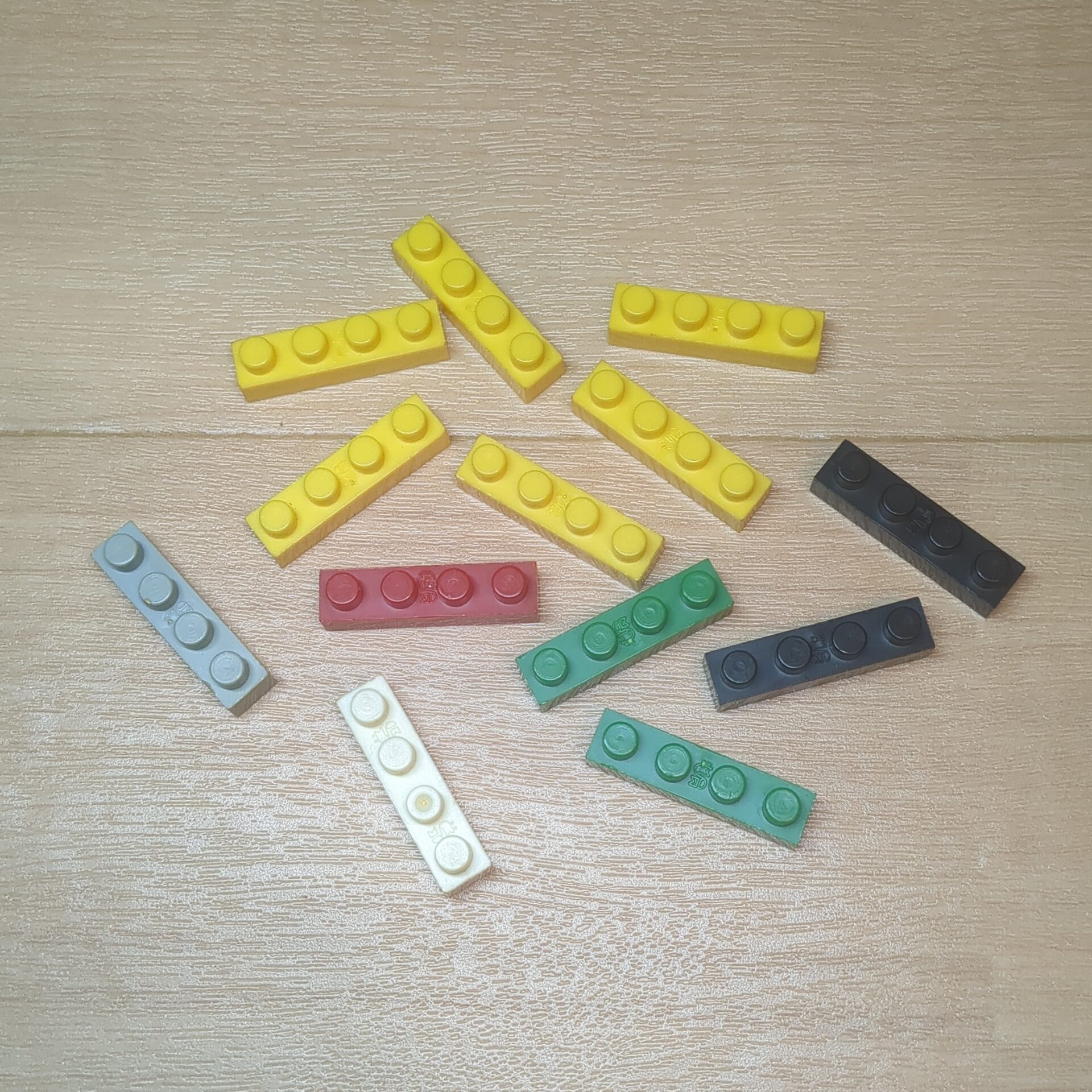 【ブロック玩具】カワダブロック 1×4プレート イエロー×6 ブラック×2 グリーン×2 レッド×1 ホワイト×1 ライトグレー×1