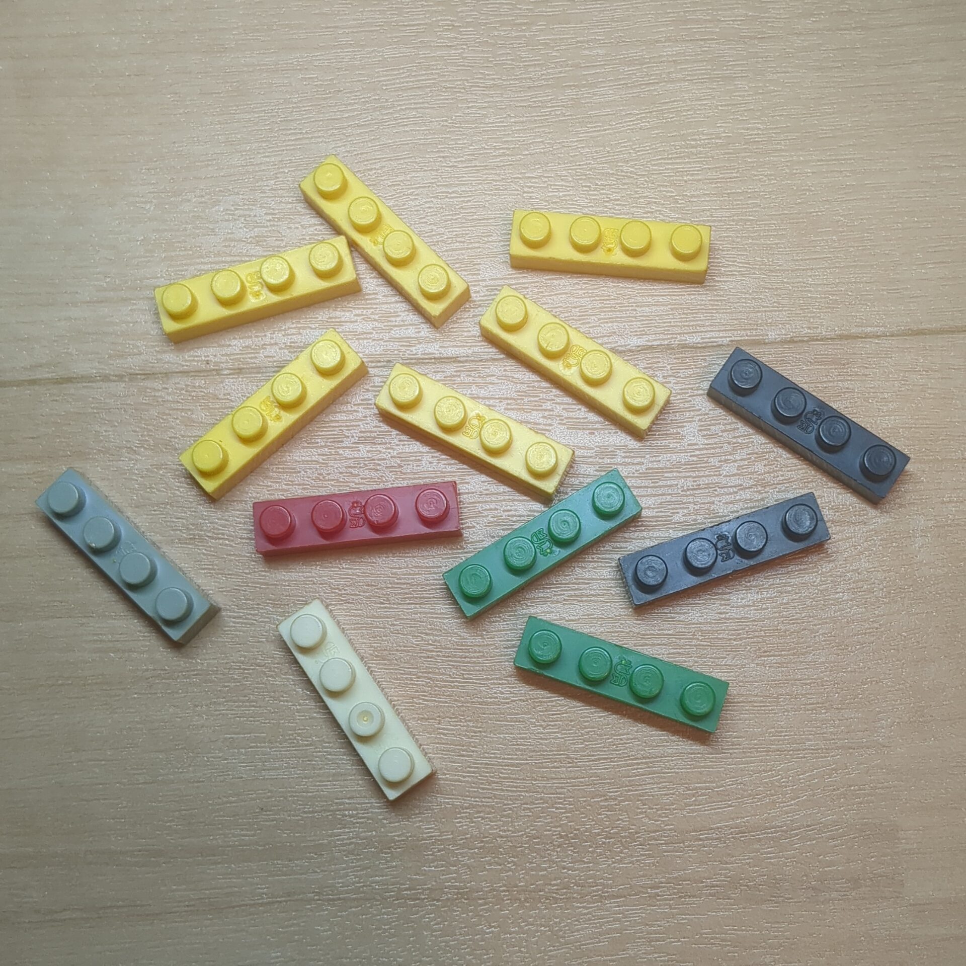 【ブロック玩具】カワダブロック 1×4プレート イエロー×6 ブラック×2 グリーン×2 レッド×1 ホワイト×1 ライトグレー×1 - 画像 (2)