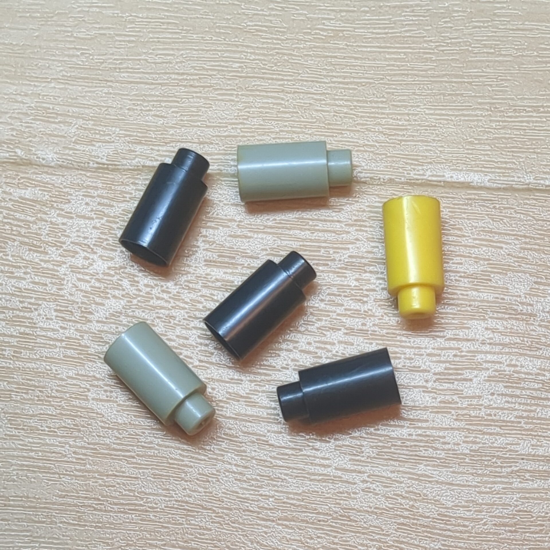 【ブロック玩具】カワダブロック 1×1丸ブロック ライトグレー×2 ブラック×3 イエロー×1