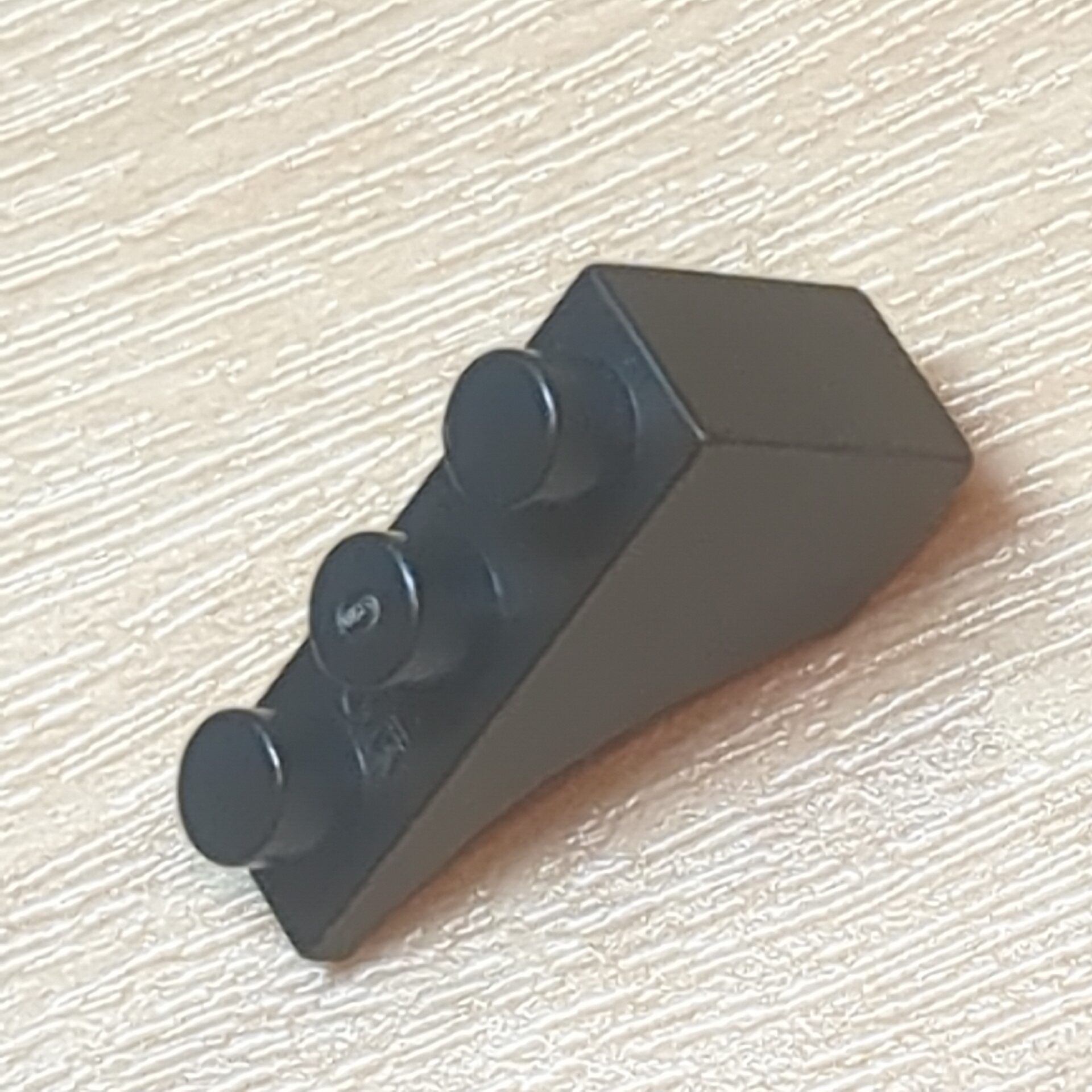 【ブロック玩具】カワダブロック 1/3丸ポチスロープ(傾斜)パーツ レッド×2 ホワイト×2 ブラック×2 - 画像 (4)