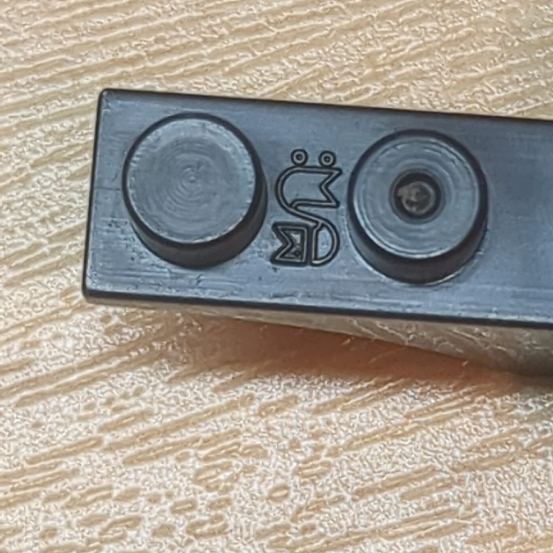 【ブロック玩具】カワダブロック 1/3丸ポチスロープ(傾斜)パーツ レッド×2 ホワイト×2 ブラック×2 - 画像 (3)