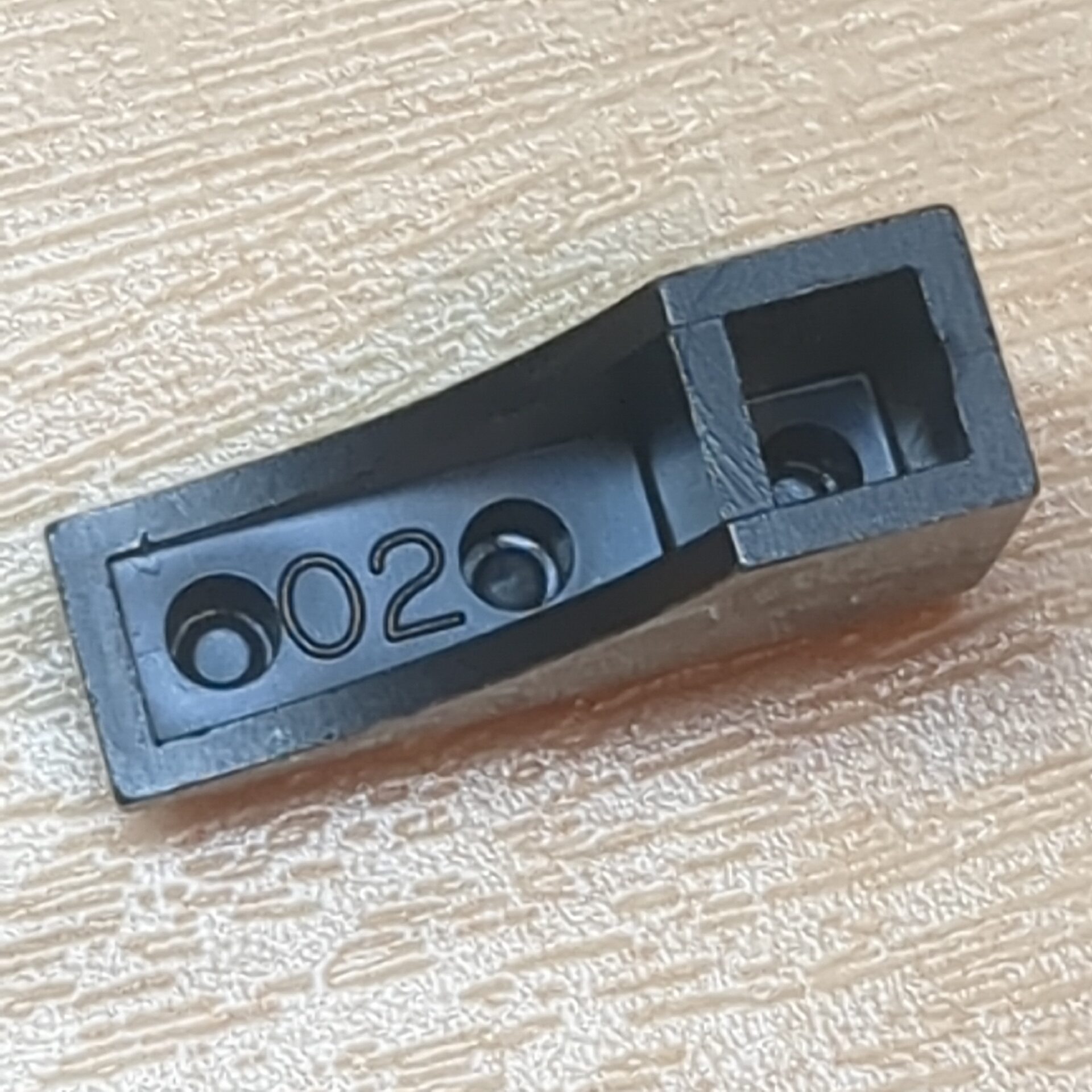 【ブロック玩具】カワダブロック 1/3丸ポチスロープ(傾斜)パーツ レッド×2 ホワイト×2 ブラック×2 - 画像 (5)