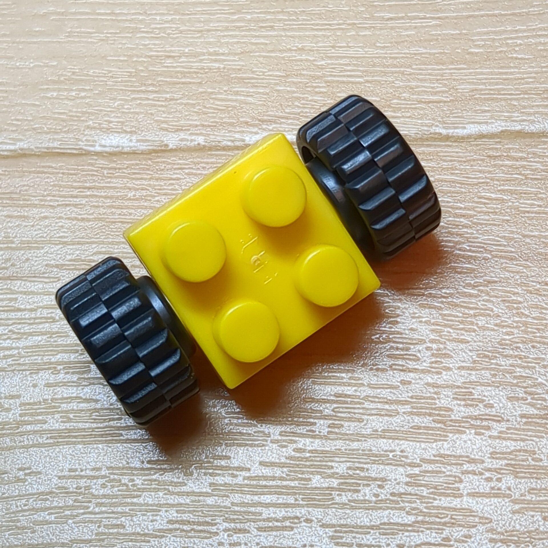 【ブロック玩具】カワダブロック 車輪ブロック(タイヤ付きブロック)車輪×2 イエロー×1