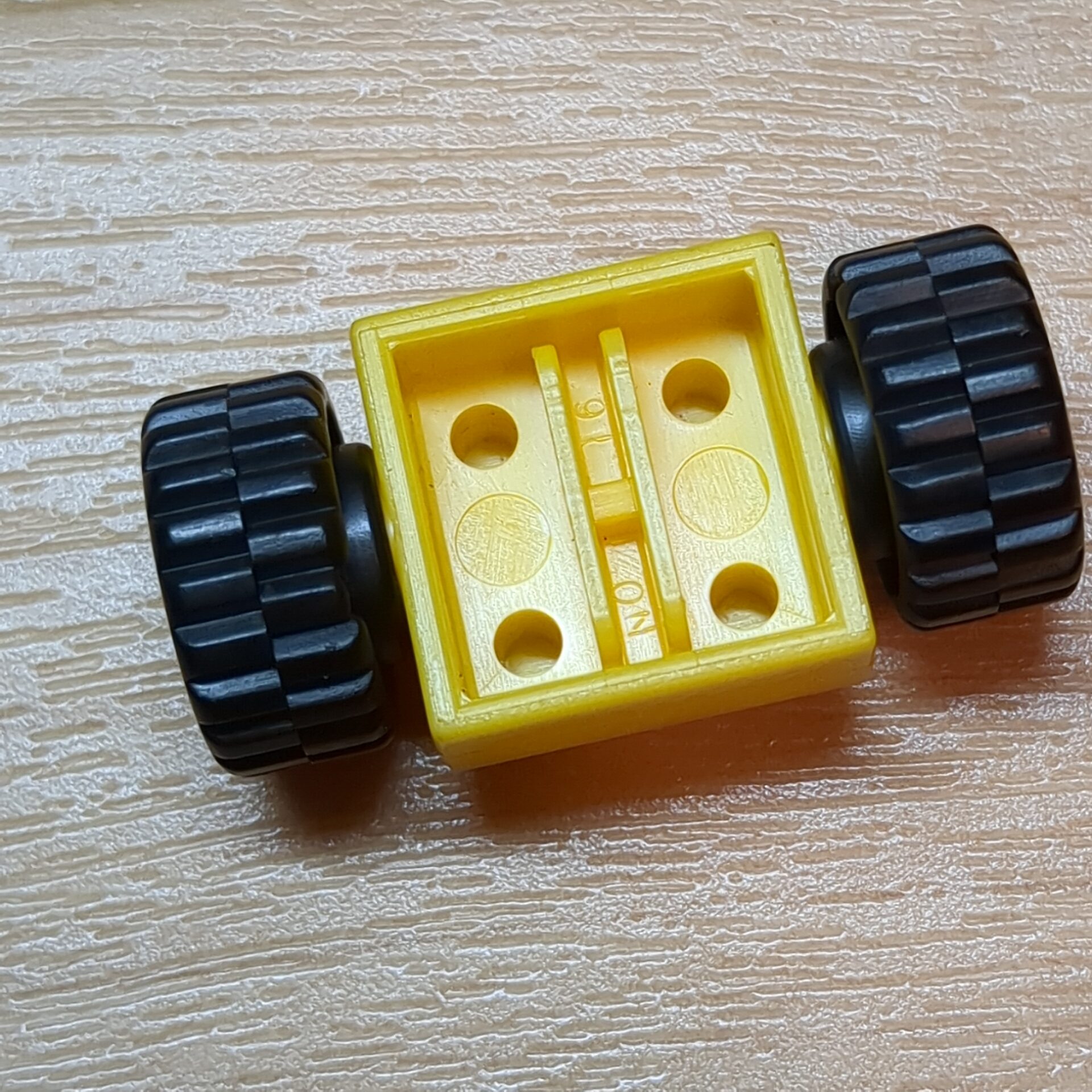 【ブロック玩具】カワダブロック 車輪ブロック(タイヤ付きブロック)車輪×2 イエロー×1 - 画像 (3)