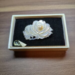 松野パール(株) 薔薇モチーフ真珠ブローチ 本真珠保証
